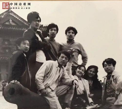 第7届（1987年）青春诗会在山海关老龙头：前排：欧阳江河、张子选、李晓梅、乔迈、庄永春。后排：赵天山、陈东东、杨克。